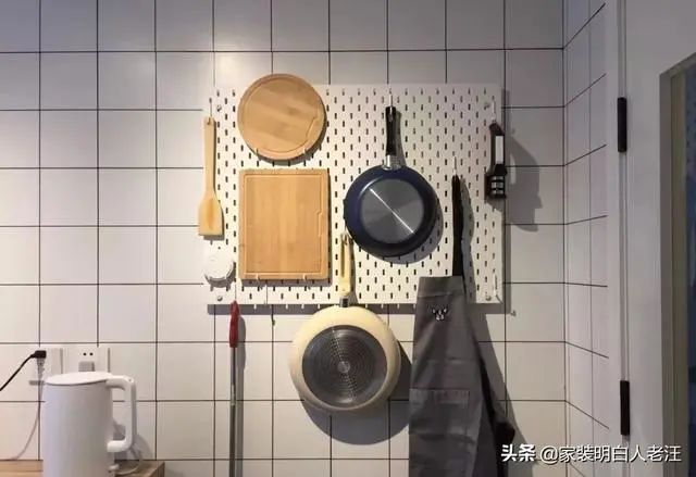 早知道洞洞板這么好用，何必打那么多柜子呢？