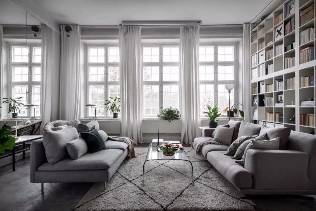 客廳除了看電視還能干啥？看看別人家是怎么設(shè)計的！