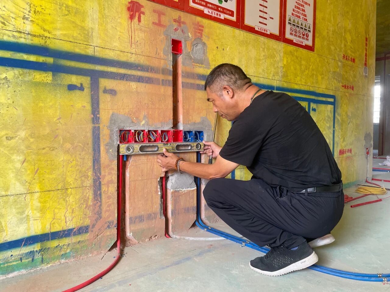 金九銀十裝修季｜南京紅牛裝飾工程總監(jiān)：工地巡檢無(wú)小事，嚴(yán)苛落實(shí)工藝標(biāo)準(zhǔn)！