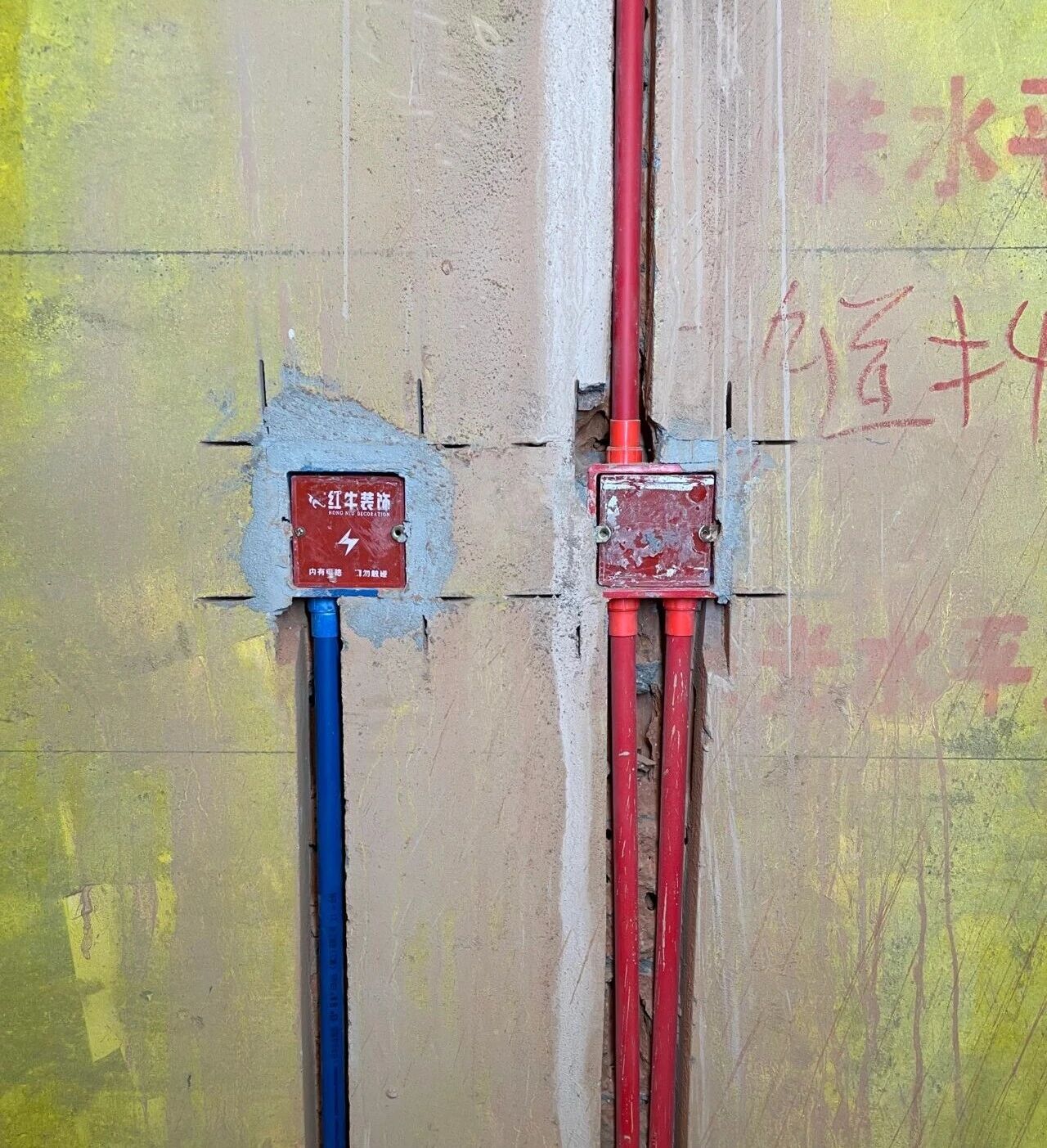 差別真的太大了！南京紅牛裝飾標(biāo)準(zhǔn)化水電工藝vs非正規(guī)／熟人施工隊(duì)的水電工藝！06