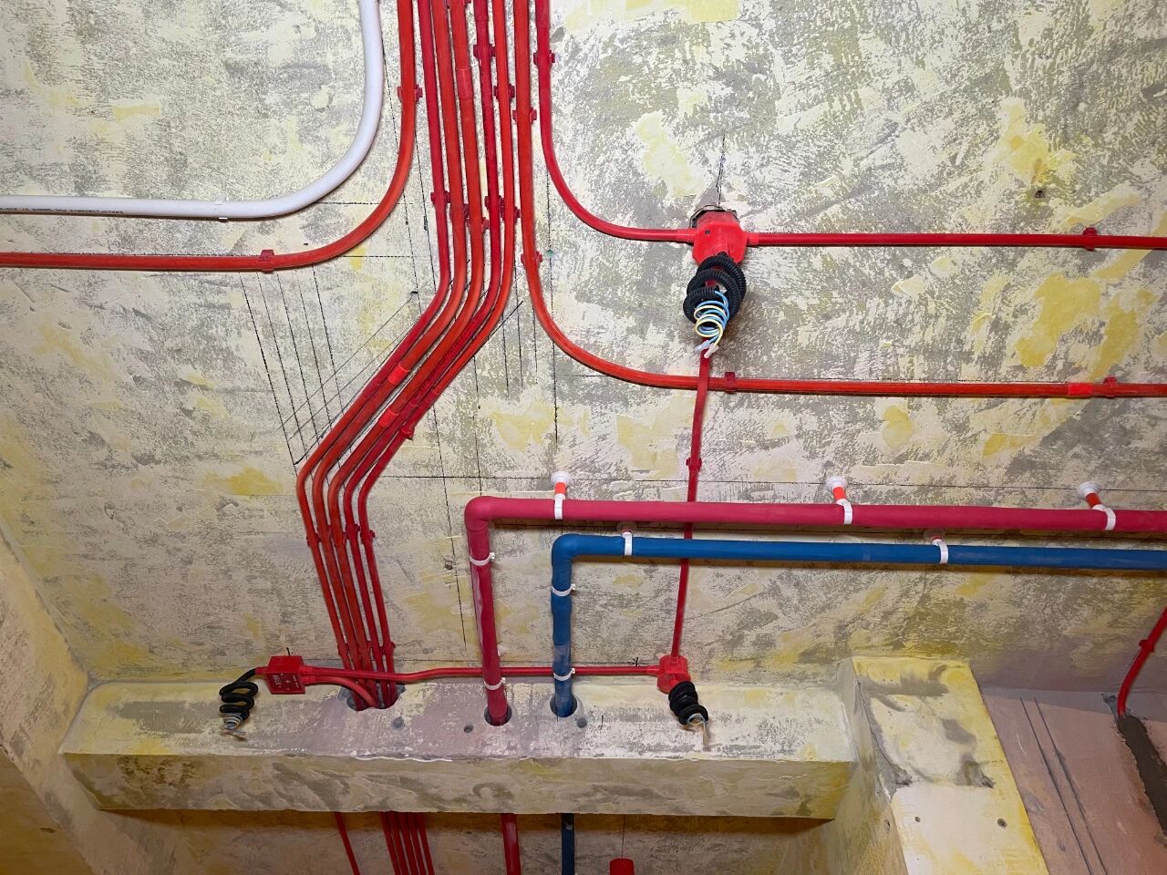 南京比較靠譜的裝修公司？南京紅牛裝飾裝修寶典：新房裝修好多久可以入??？關(guān)鍵在于……01